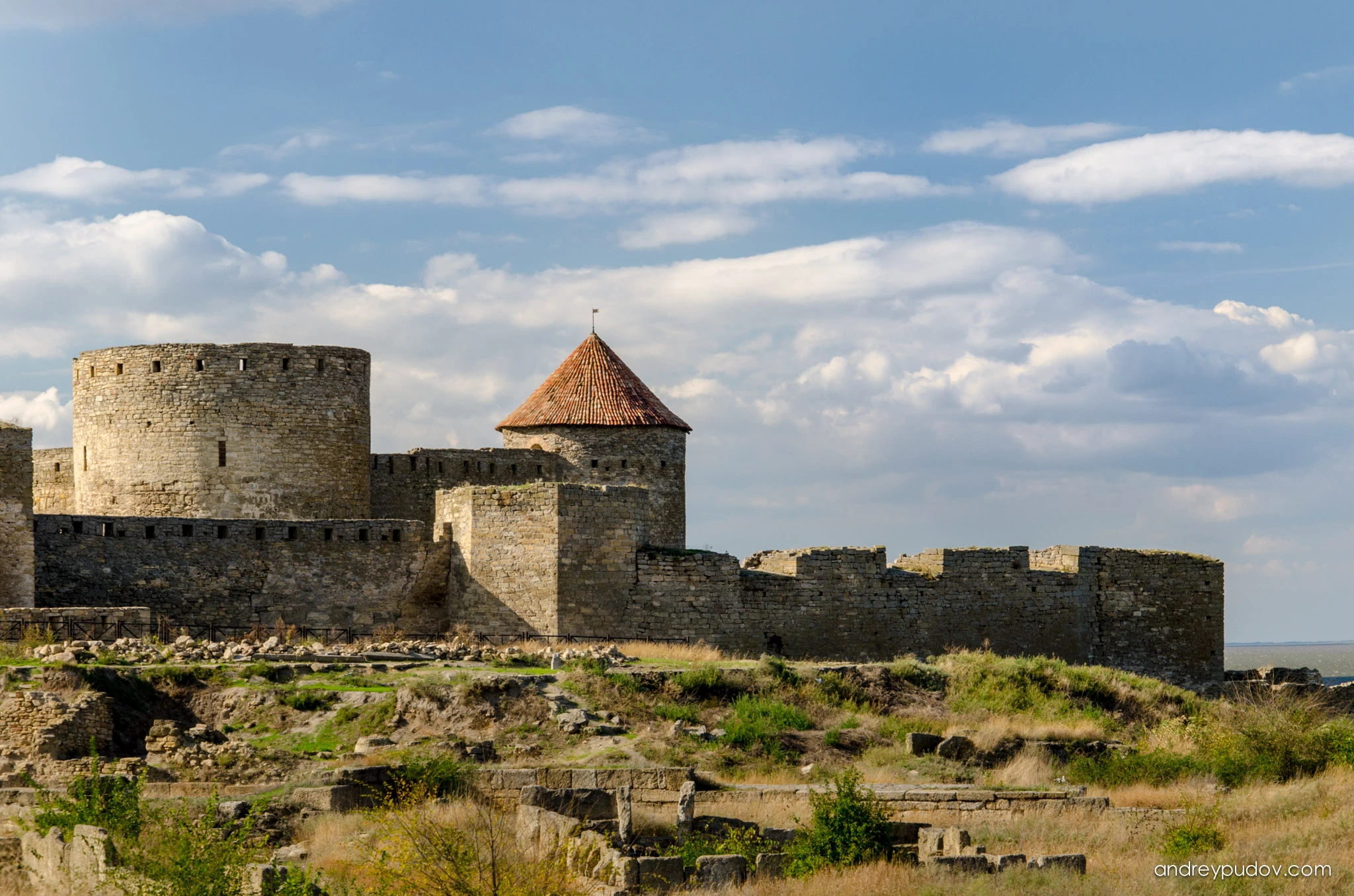 Little Russia - In the 15th century, The Ottoman Empire repeatedly tried to capture the city. The hardest siege was in August 1484, when a 300,000-man army of the Ottoman sultan Bayezid II and 50,000 troops of the Crimean Khan Meñli I Giray supported by over 100 large ships besieged the castle on the coast and estuary. After a 9-day siege, the fortress was taken. In 1485, the owner Stephen the Great tried to recapture Bilhorod, but he failed. Turkish people would rule there for 328 years. In 1918, Romania briefly reestablished control over Budjak after the unification of Romania and Bessarabia in 1918, but the Soviets reclaimed the city and the surrounding territory in 1940 and again in 1944.