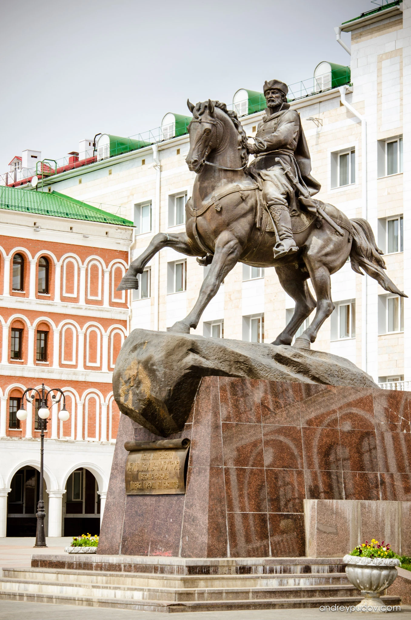 Monument to Prince Ivan Obolensky-Nogotkov, the founder of the city and the first governor of Tsarevokokshaisk (which literally means - the Tsar's town on Kokshaga River). Ivan Andreevich had a close relationship with the royal court, took an active part in the military and political life of the country. Participated in the suppression of the uprising of the meadow and mountain Mari. The monument was made in 2007 by the Moscow sculptor Andrey Kovalchuk.