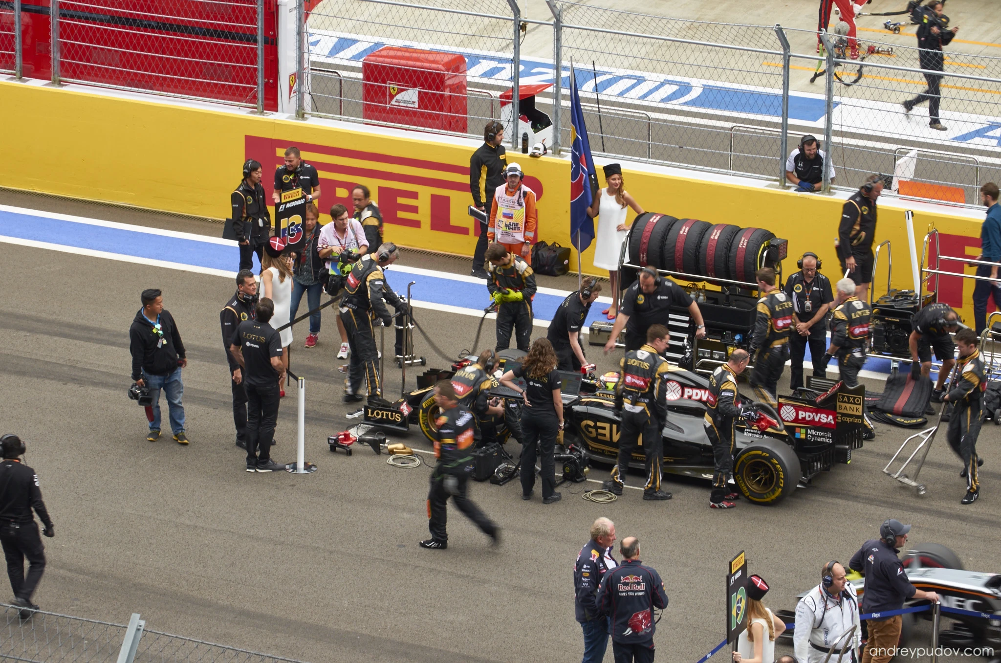 Mechanics and engineers on the grid prior to the start of the race.